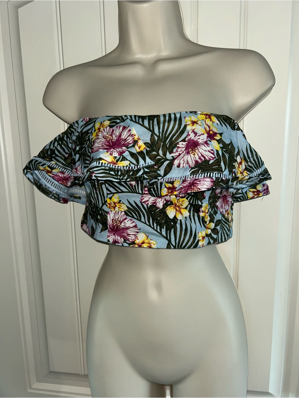 NWT J.O.A. Off-Shoulder Floral Ruffle Crop Top - Blue Sz S
